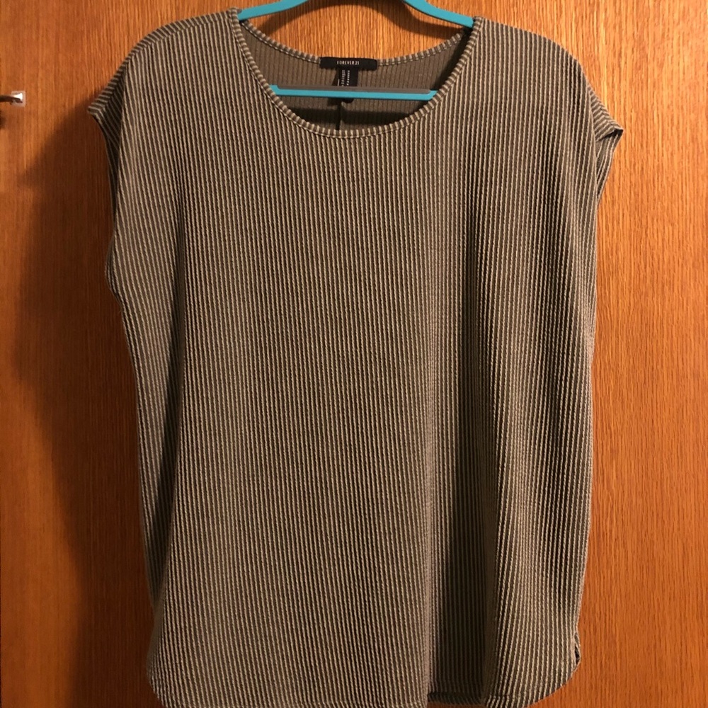 Forever 21 olive green short sleeve size M